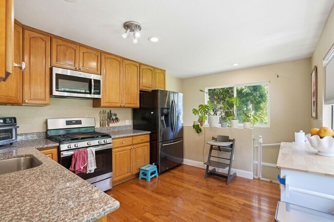 Photo - Beautiful Spacious 3-bedroom 2-Bath in Oakland!