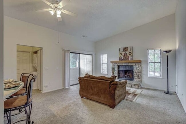 Photo - 1 Bedroom 1 Bathroom Beautifully Updated Washer/Dryer In Unit Unit 18