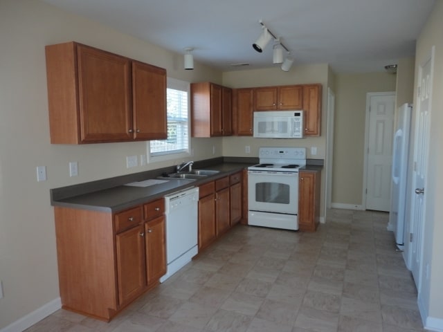 Photo - 611 Blue Lake Dr