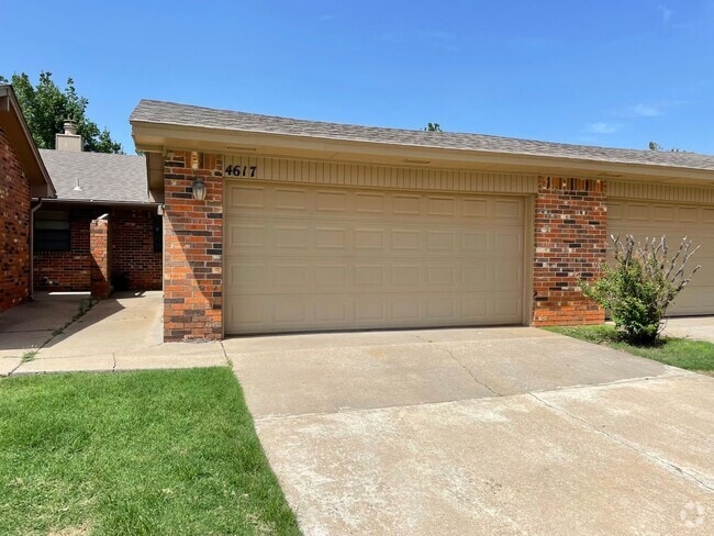Building Photo - Large 2 Bed 2 Bath Duplex In NW OKC Rental