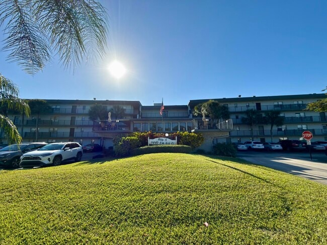Building Photo - 9440 SW 8th St Unit 208