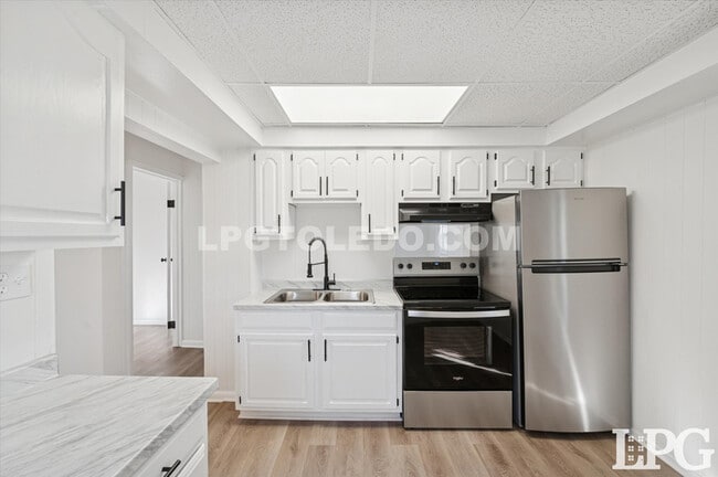 Building Photo - 4013 Caroline Ave