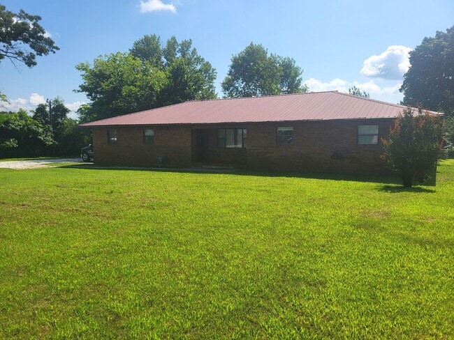 Building Photo - Move-in Ready! 3-Bed, 2-Bath Farmington Home. Fenced-in backyard + 2x Car Garage
