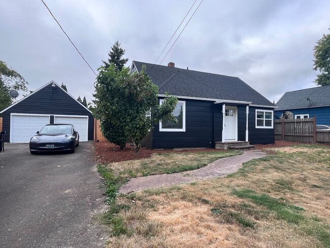 Building Photo - 1730 SE Maple Ct Rental