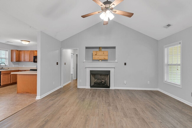 Photo - 104 Elbert Way