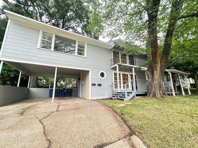 Building Photo - East Wilkinson Duplex Unit East Wilkinson 140