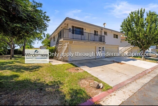 Building Photo - Delightful 2 Bedroom Condo- Available Now! Unit 4