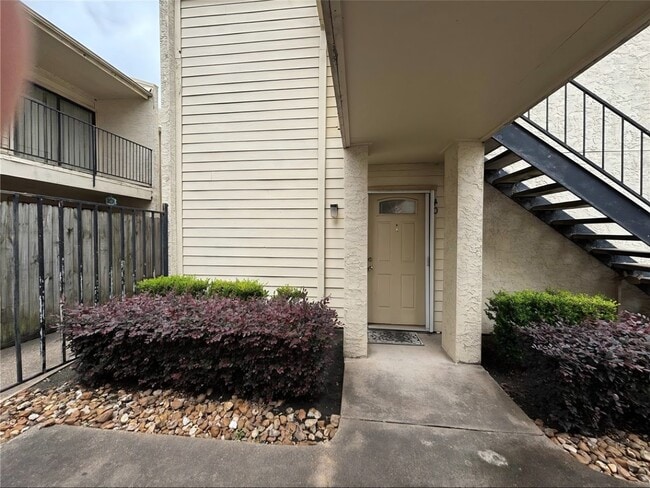 Building Photo - 10075 Westpark Dr Unit 40 Rental