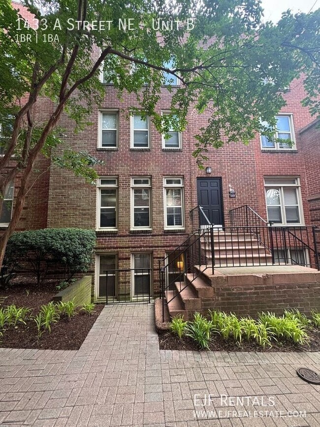 Building Photo - 1433 A St NE Unit B