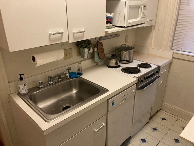 Building Photo - Amazing Deal - Brighton Studio Rental