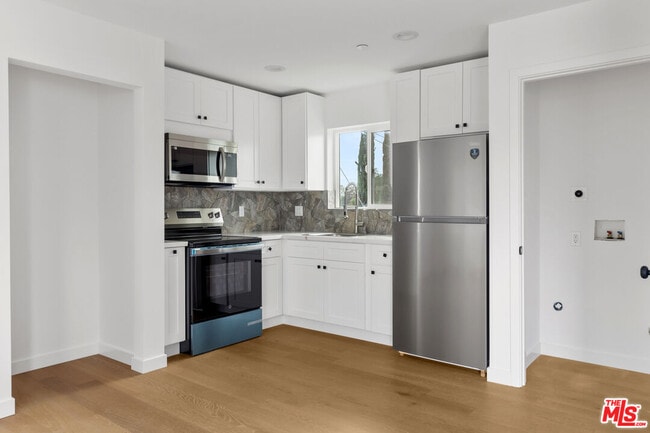 Photo - 15840 Chatsworth St