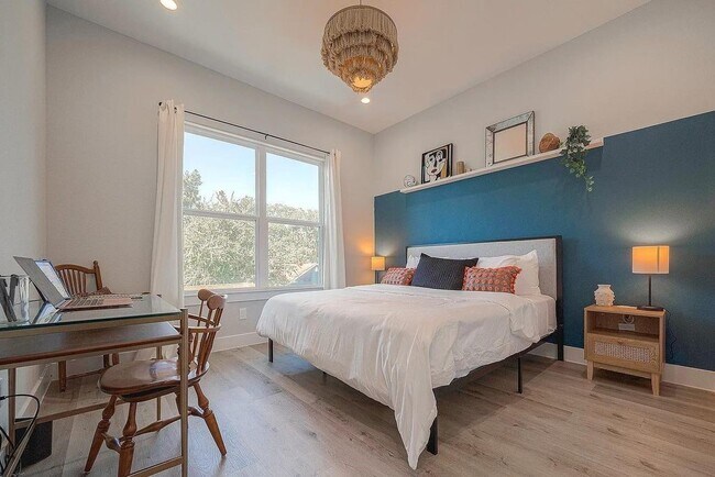 Photo - 2105 Sam Wilson St