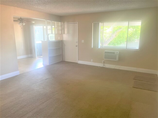 Photo - 587 Silverwood Ave Unidad J