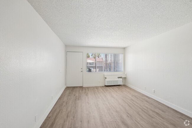 3BR, 2BA - 920SF - Living Room