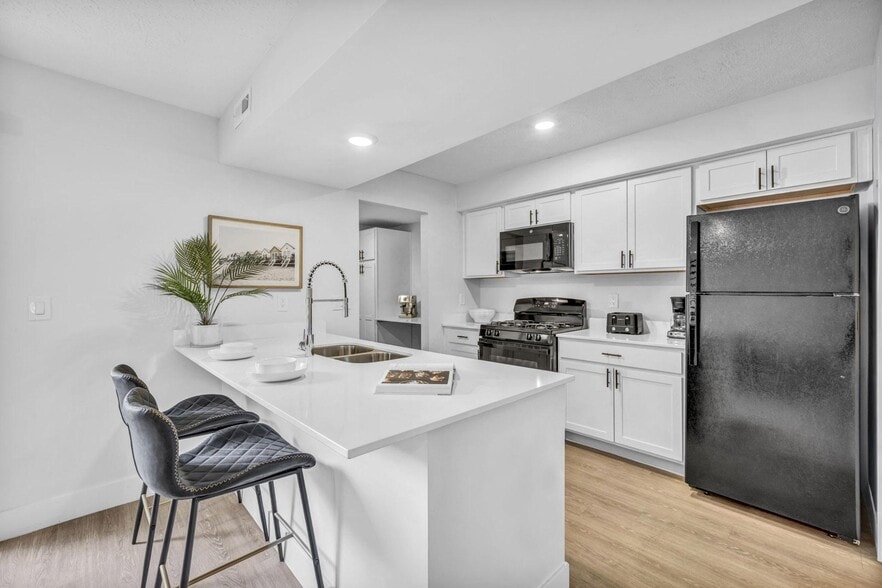 Open Concept Diamond Townhome Kitchen w/ Barstool Seating