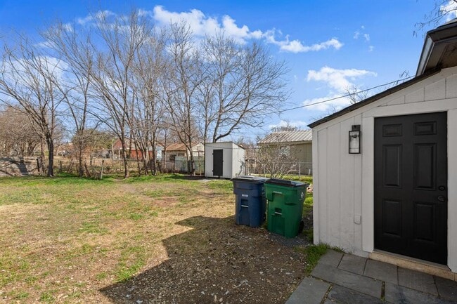 Photo - 918 W 3rd St