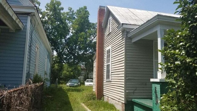 Photo - 2026 Clark St