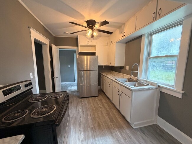 Photo - Charming 3 Bedroom Home with Screened Porch and 2 Car Garage