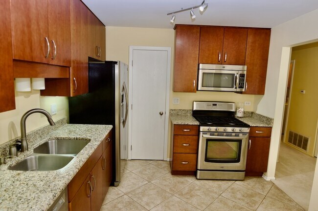Photo - 1047 Auburn Ln