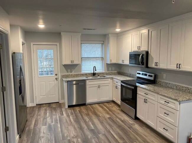 Photo - 3BD / 2.5BA Completely Remodeled Townhome W/ Garage, Minutes From UofA Campus