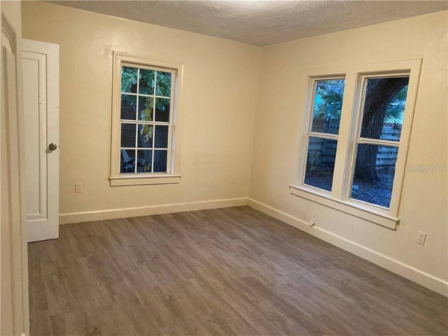 Photo - 821 Newton Ave S