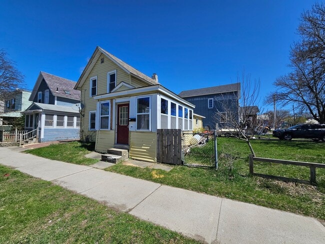 Building Photo - 196 N Champlain St Rental