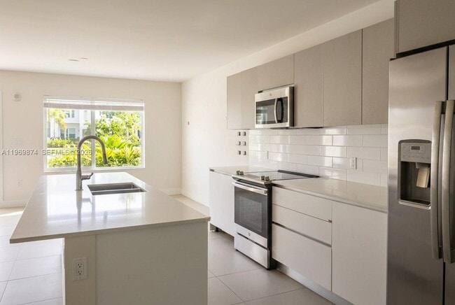 Building Photo - 2535 NE 193rd St Unit 3104