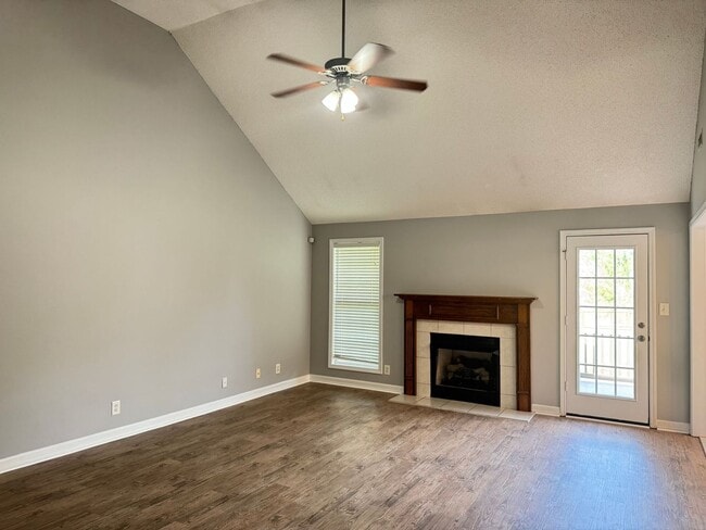 Photo - Almost 2000 sq.ft! Super Nice & Clean! 3 B...