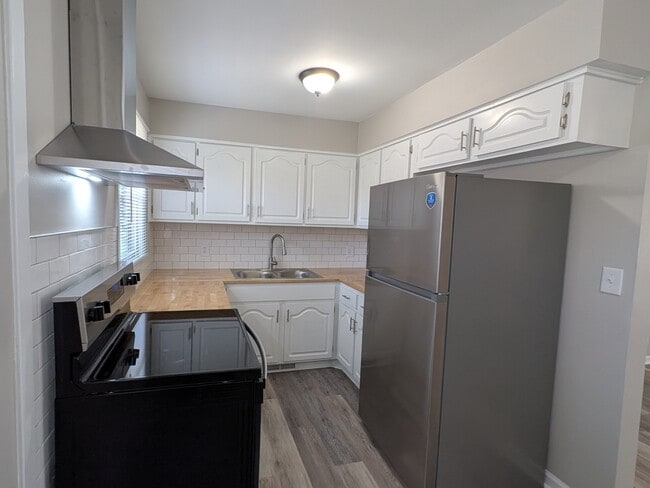 Photo - 702 W 39 St N