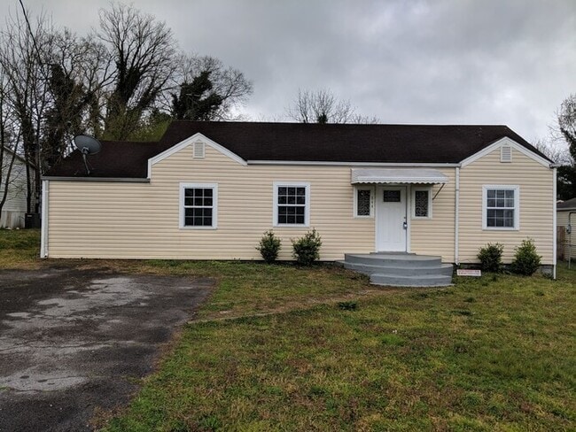 Building Photo - 3 Bed, 1 Bath - East Nashville Gem, Walking Distance to The Pharmacy