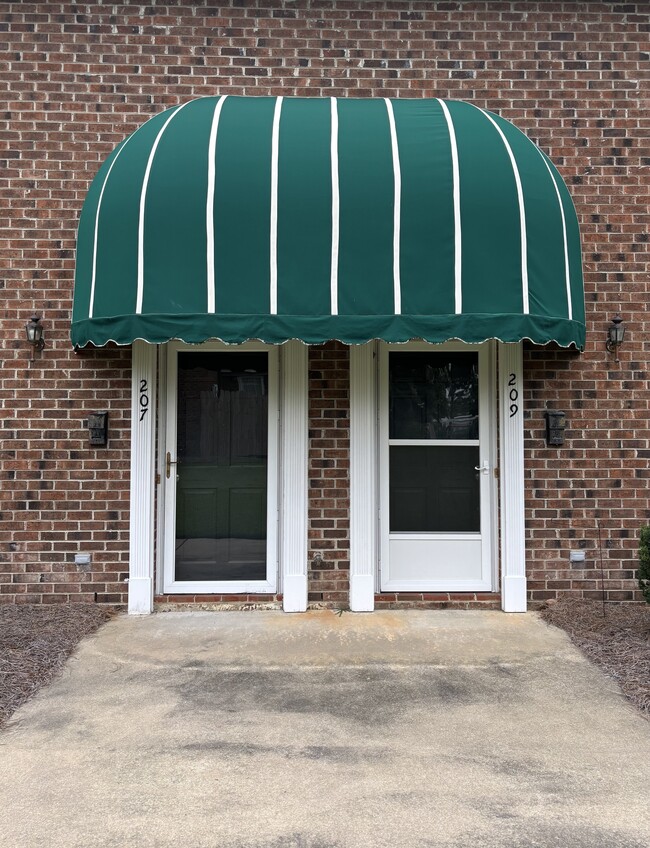 Building Photo - 207 S Lincoln St Rental