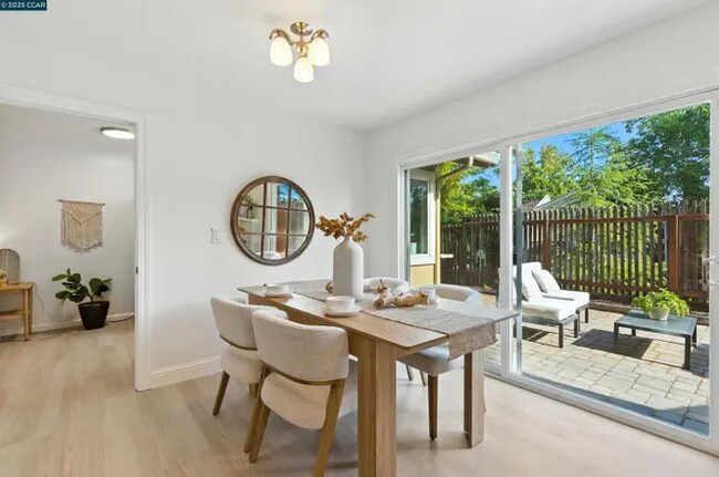 Photo - 208 Siskiyou Ct