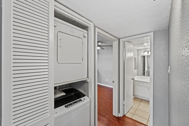 Building Photo - 2350 Bering Dr Unit 116