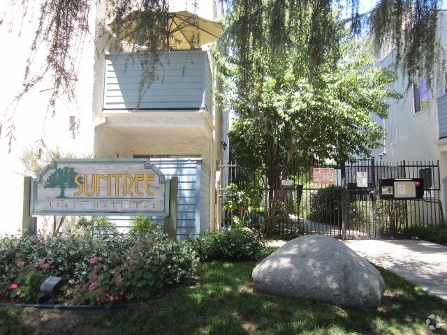 Building Photo - Gated 2+1.5 w/pool+spa, basketball crt, cl... Rental