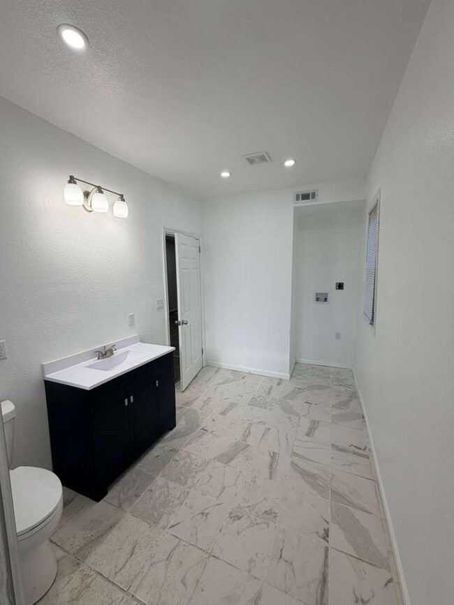 Photo - 651 W Bruce St