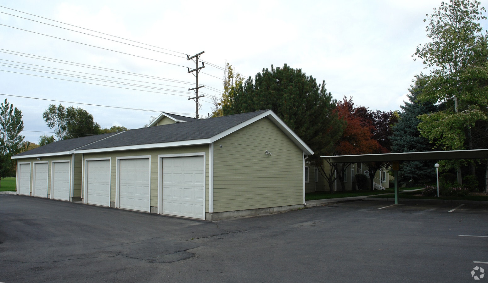 Country Club Apartments - Country Club Apartments