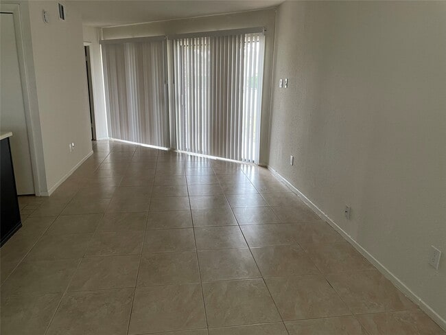 Building Photo - 6107 Snug Harbor Blvd Unit EFF Rental