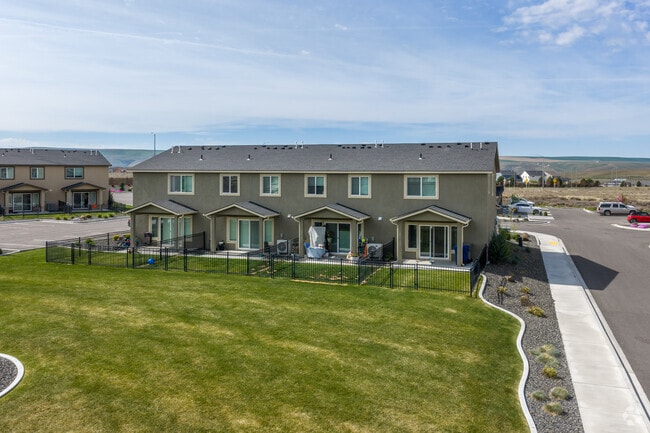 Building Photo - West Vine Townhomes
