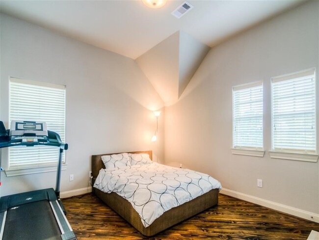 Building Photo - 8740 Kempwood Dr