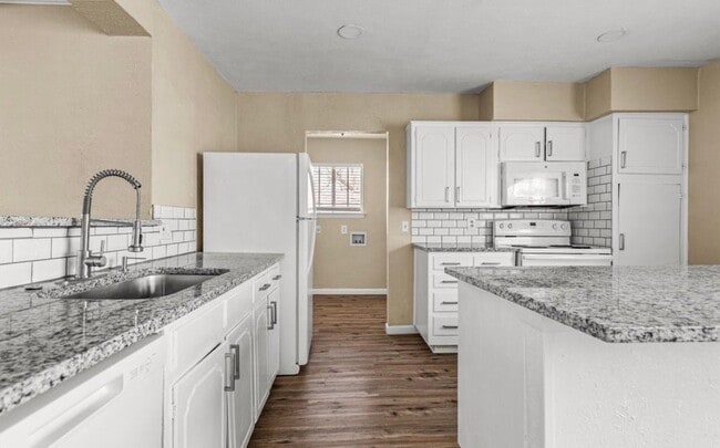 Photo - 2624 Woodlawn Dr