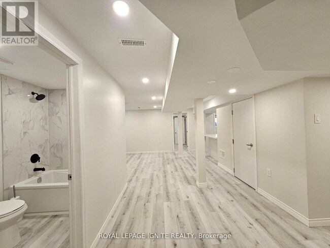 Photo - 669 Sweetwater Cres