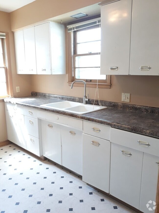 Building Photo - 2 Bed/1 Bath Apt- Upper-level Unit 712 7th Ave So.  3