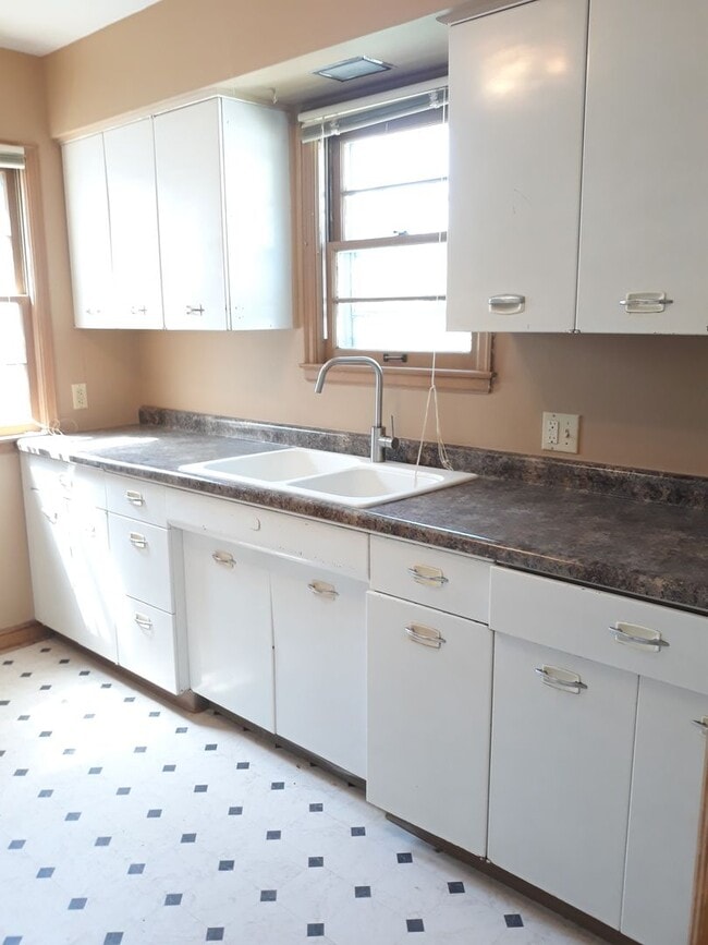 2 Bed/1 Bath Apt- Upper-level unit with Re... - 2 Bed/1 Bath Apt- Upper-level unit with Re... Unidad 712 7th Ave So.  3