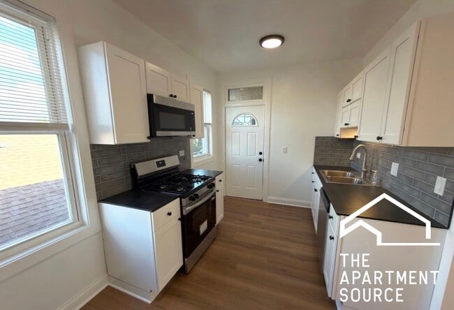 Building Photo - 4824 W Addison St Unit 2N
