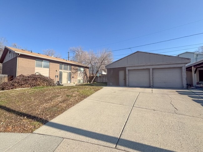Building Photo - Cozy 2BR 1BA Home w/ Fireplace + 1 Car Garage + Fenced Yard in Sugar House Unit 2599_FOREST DALE