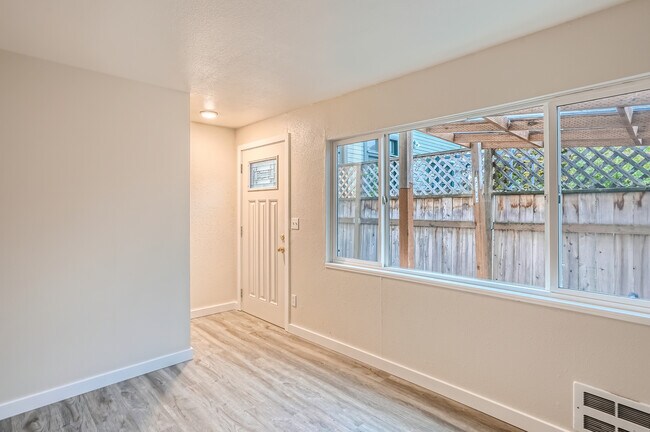 Inside the front door - 129 NE Thompson St Unit 129