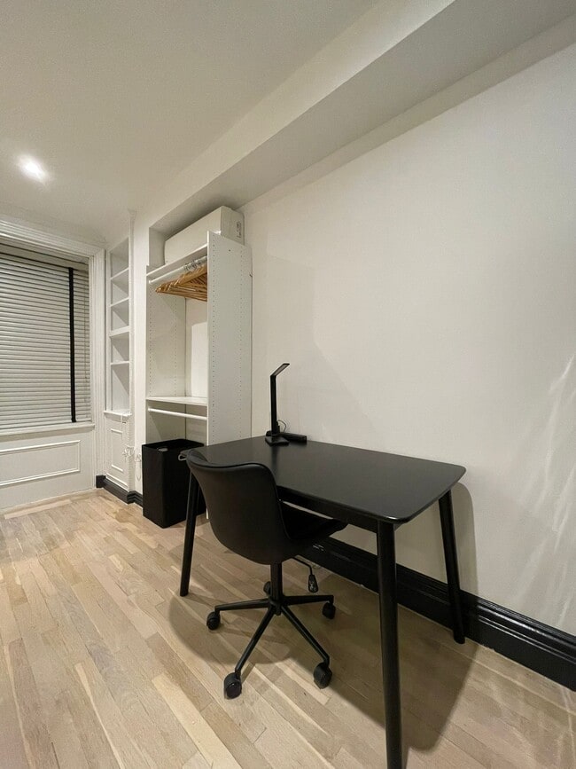 Photo - 115 E 37th St