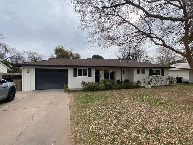 Photo - Beautifully Renovated 3 Bed 2 Bath on 17th Av South of Northern