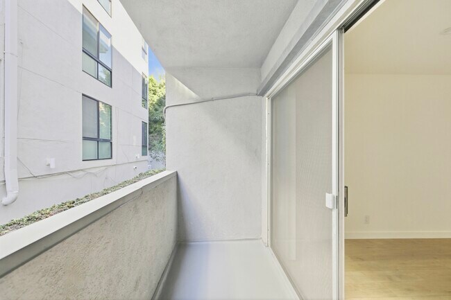 642 N West Knoll Dr. Apartments