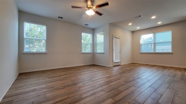 Photo - 1046 Harwell Loop